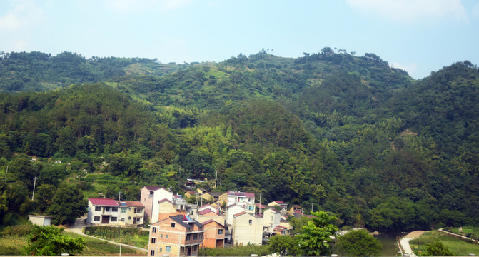 山嶺之間的農(nóng)家房舍
