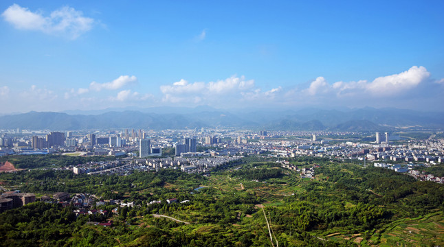 城市建筑和遠(yuǎn)山
