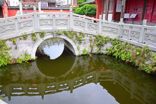 池塘上的石拱橋