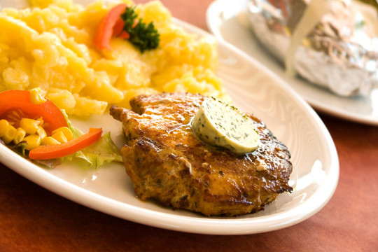 牛排，豬肉，土豆沙拉