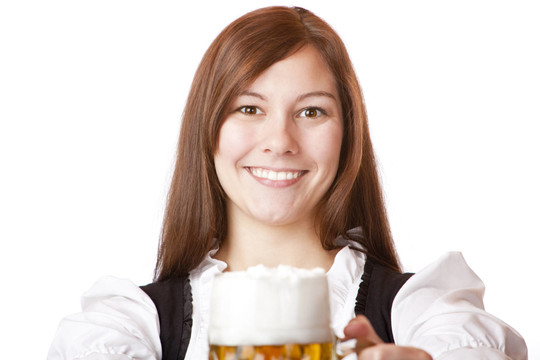 一個(gè)女人拿著啤酒