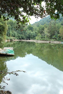 平靜的湖水