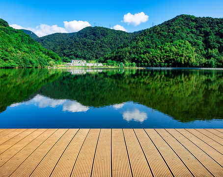 陽光湖面