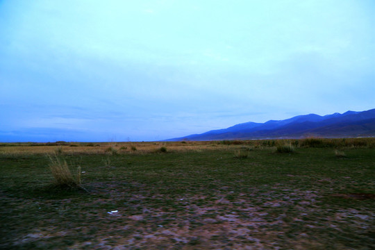 草原 草地 牧場(chǎng) 遠(yuǎn)山 高原