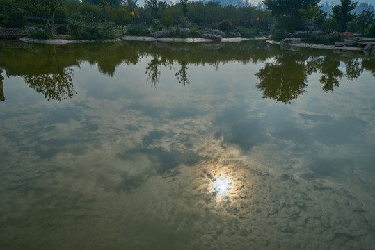 高像素 水中太陽
