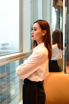 眺望遠(yuǎn)方的女人