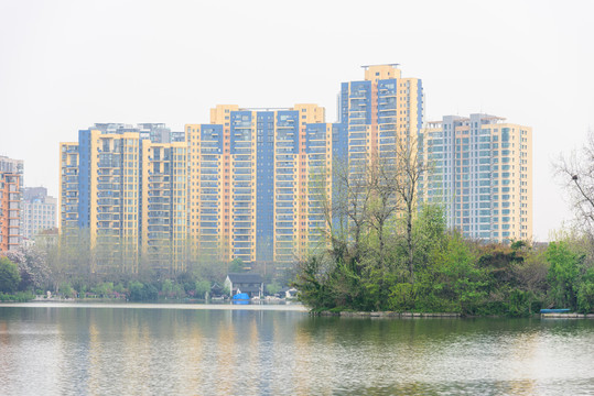 湖畔住宅樓
