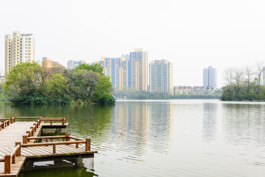 湖畔住宅樓