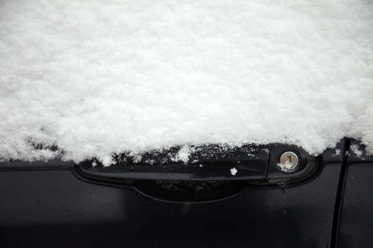 越野車在雪凍