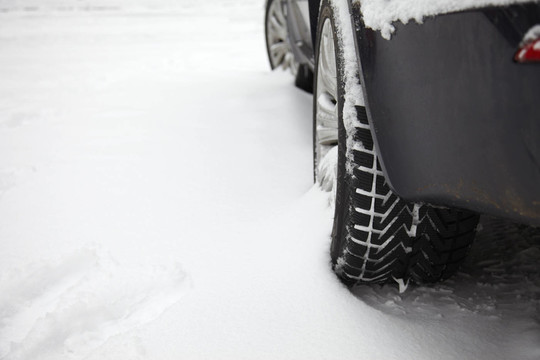 越野車在雪中