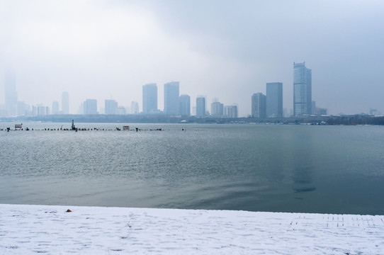 湖畔雪景