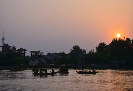 黃昏下的湖泊
