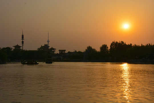 夕陽下泛舟湖中