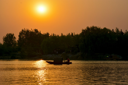 夕陽下泛舟湖中