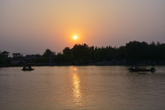 夕陽(yáng)下泛舟湖中
