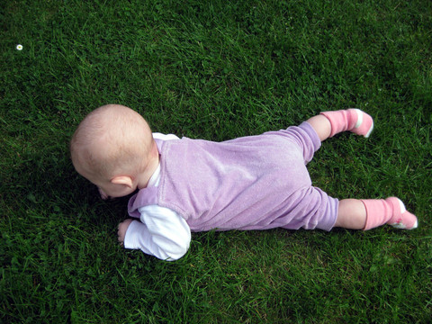 草地上的嬰兒