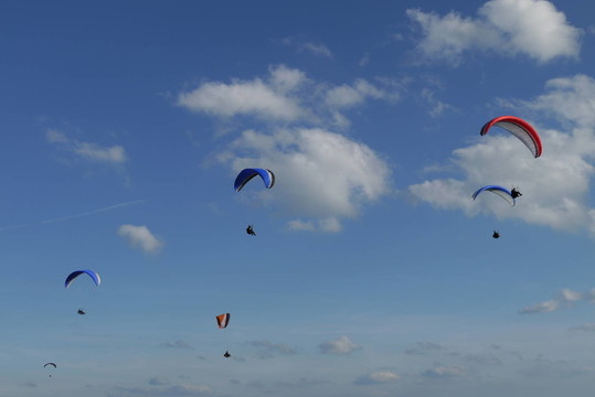 在天空中滑翔傘