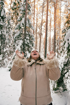 女人成熟的成人快樂的冬天森林的雪自然