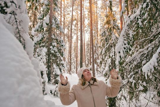 女人成熟的成人快樂(lè)的冬天森林的雪自然