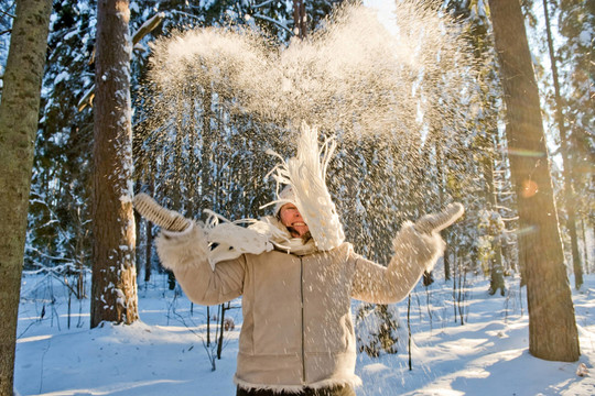 女人成熟的冬天快樂森林雪的性質(zhì)