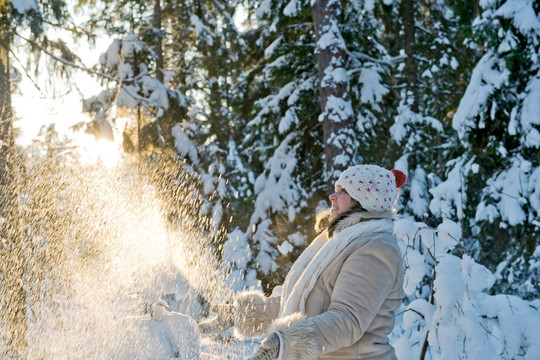 女人成熟的冬天快樂森林雪的性質(zhì)