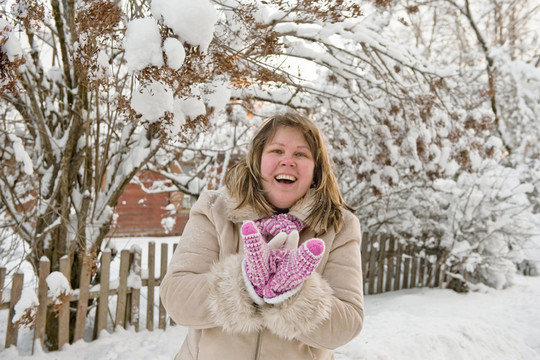 女人成熟成人快樂冬天森林雪自然