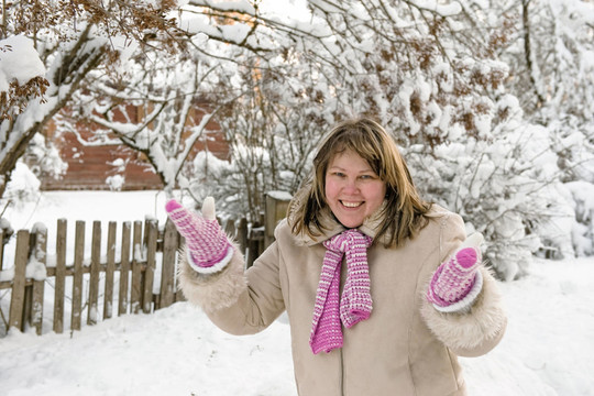 女人成熟的成人快樂的冬天森林的雪自然
