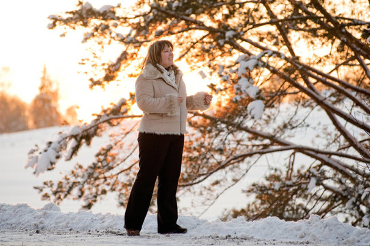 女人成熟的冬天快樂森林雪自然