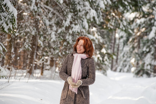 女人成熟的成人快樂的冬天森林的雪自然
