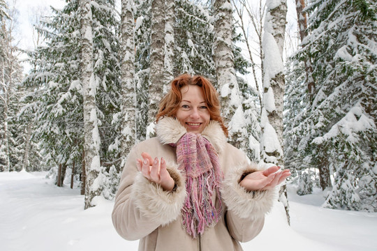 女人成熟的冬天快樂(lè)森林雪自然