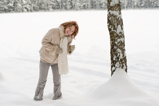 女人成熟的冬天快樂森林雪自然