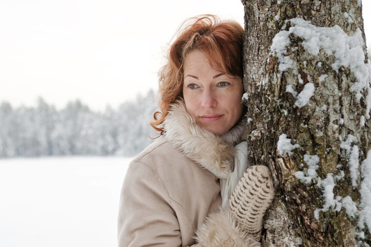 女人成熟的成人快樂的冬天森林的雪自然