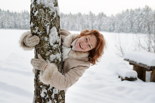 女人成熟的成人快樂的冬天森林的雪自然
