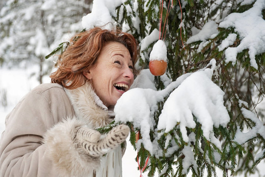 女人成熟的冬天快樂森林雪自然