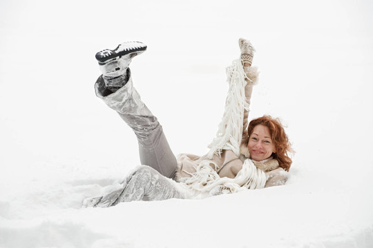 女人成熟成人快樂(lè)冬天森林雪自然