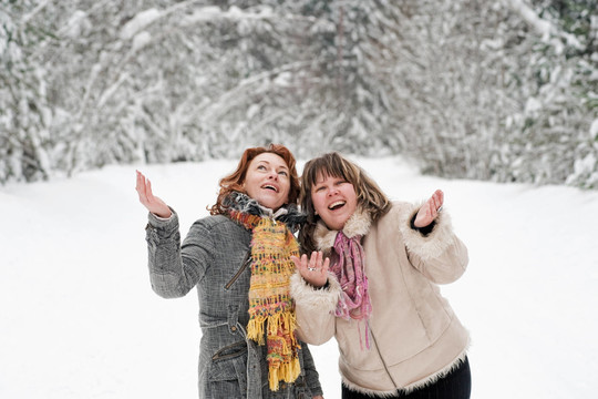 女人成熟成人快樂冬天友誼雪天然