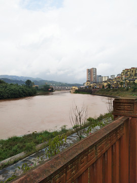 高山河流