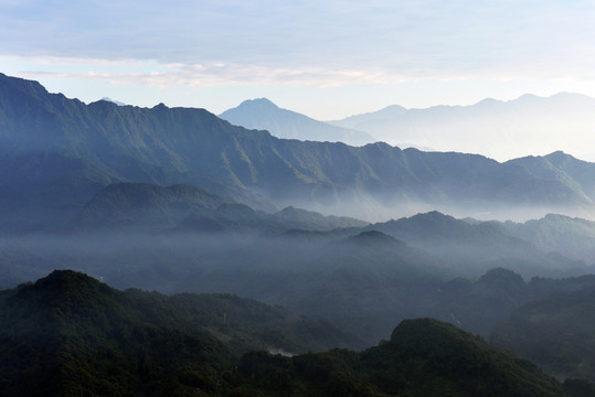 青城山 層巒疊嶂 霧氣 水墨畫
