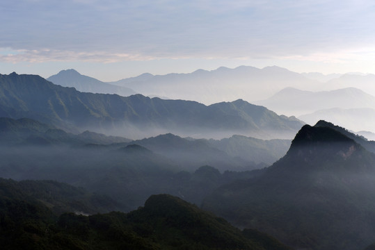 青城山 霧氣 層巒疊嶂 水墨畫