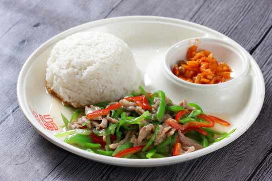 青椒肉絲蓋澆飯