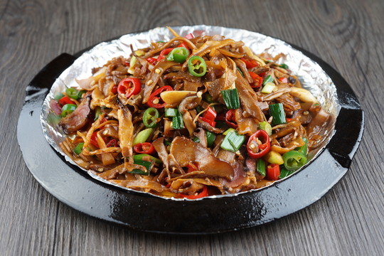 鐵板臘肉炒煙筍