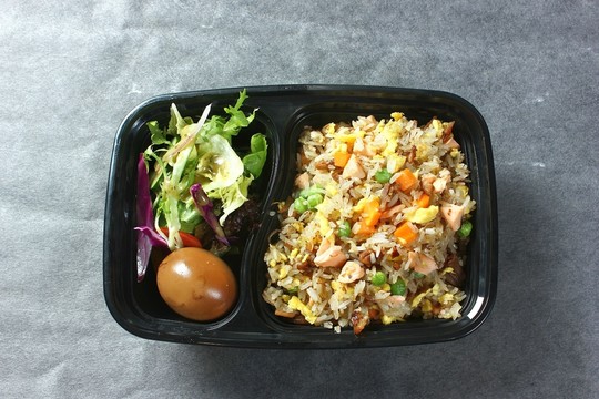 三文魚豬軟骨肉炒飯