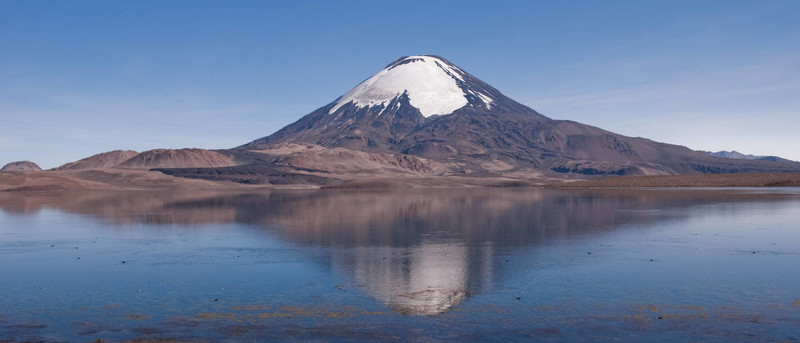 帕里納科塔火山和湖泊chungara -智利