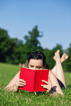 草地上的婦女讀書