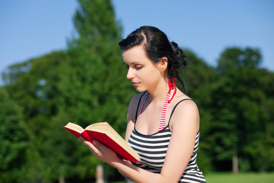 草地上的婦女讀書