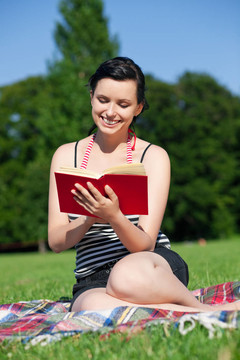 草地上的婦女讀書