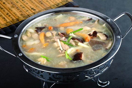 鍋?zhàn)须u塊野山菌