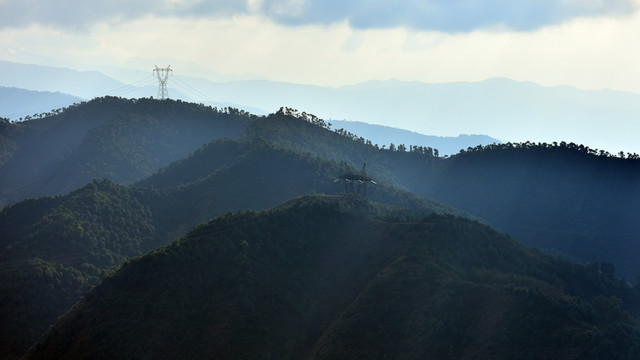 山巒層層疊疊