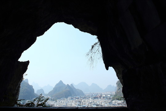 山洞另一邊的景色