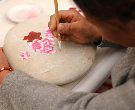 石頭上做畫(huà)